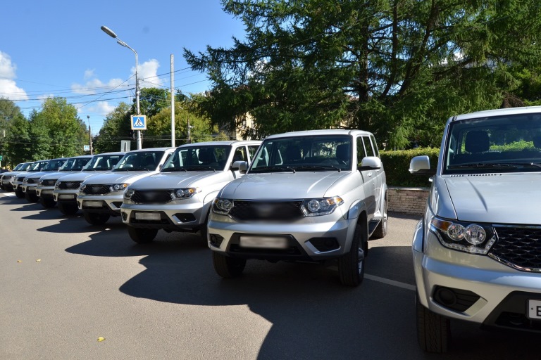 В Твери полицейским вручили ключи от 25 новых служебных автомобилей