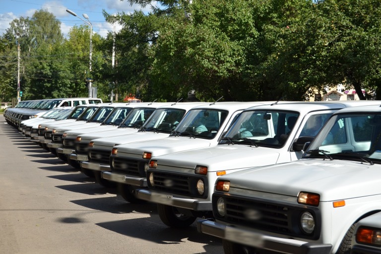 В Твери полицейским вручили ключи от 25 новых служебных автомобилей