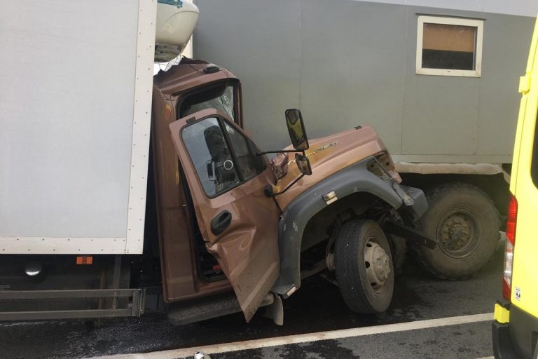 На М-10 в Тверской области погиб водитель грузовика