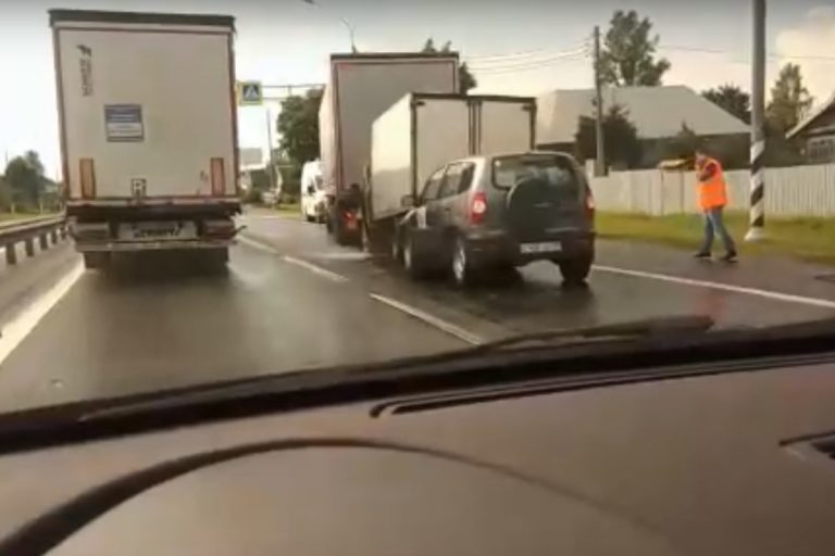 На М-10 в Тверской области произошло тройное ДТП