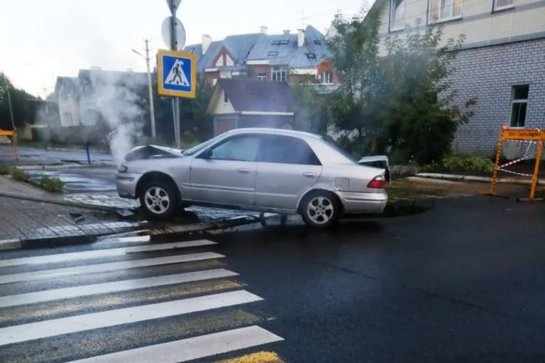 В Твери легковушка протаранила дорожный знак
