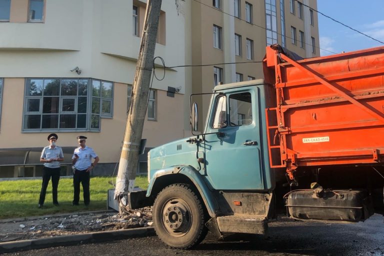 В Твери грузовик протаранил опору освещения