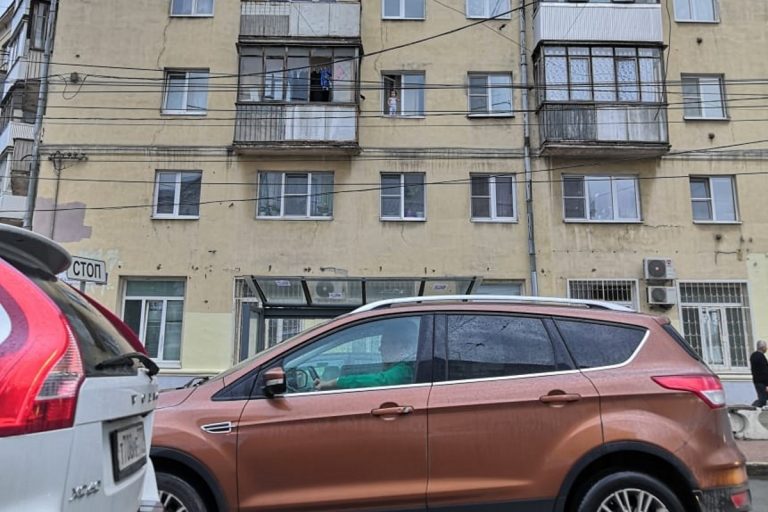 В Твери малолетняя девочка рисковала упасть с третьего этажа