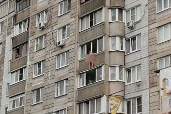 В Твери спасали голую женщину, висевшую на балконе