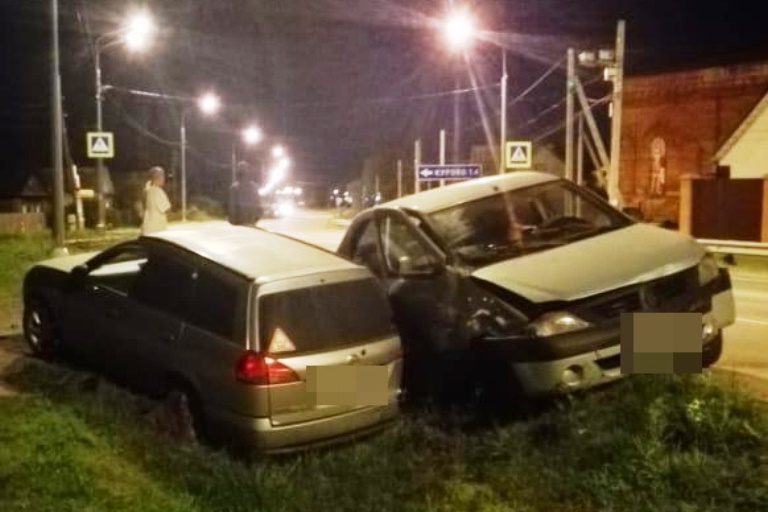 В Тверской области выпивший водитель на Renault врезался в припаркованный автомобиль