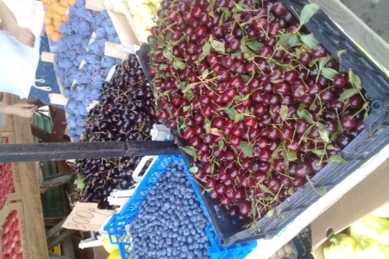 В Тверской области торговали сомнительными абрикосами и черешней