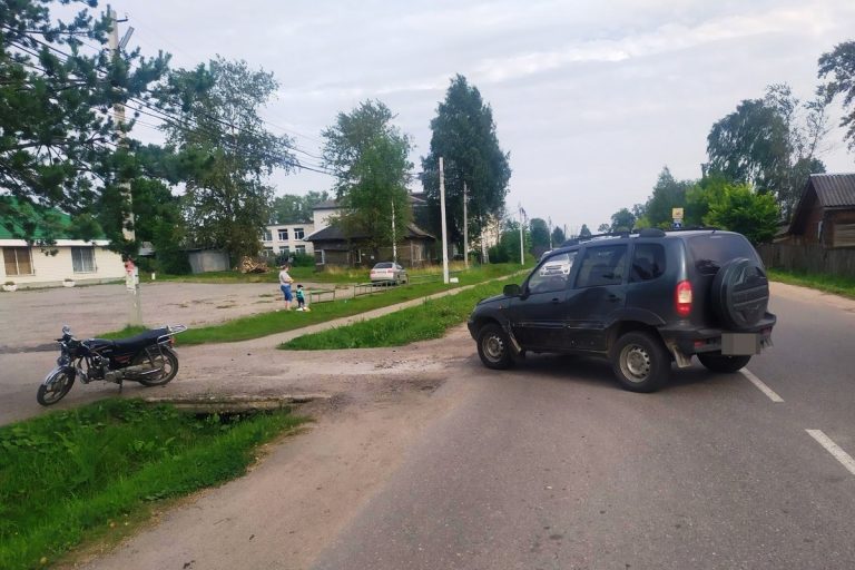 В Тверской области пьяный водитель мопеда протаранил внедорожник и отправился в больницу