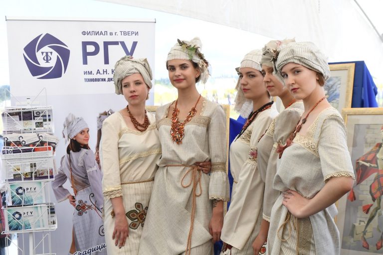 В Тверской области представлен защитный костюм для медиков из льна