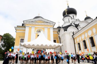 Игорь Руденя и Виктор Христенко напутствовали первоклассников в Старице