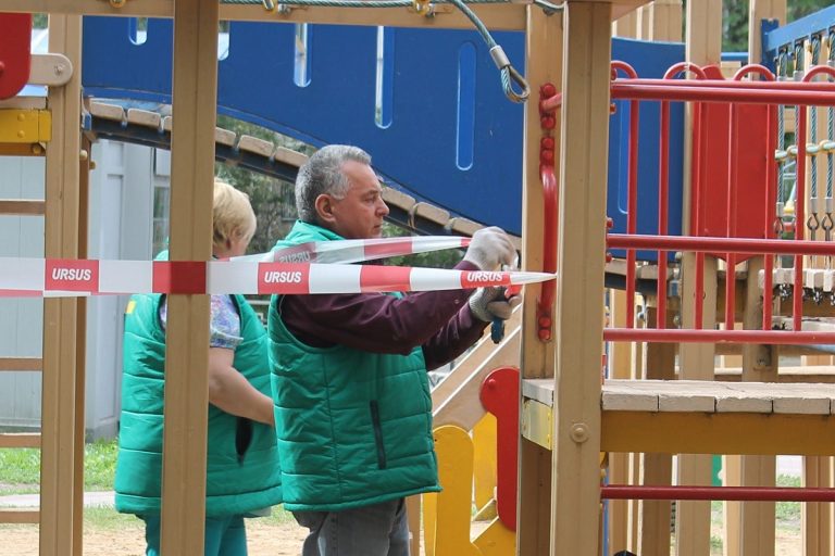 В Твери проверяют безопасность детских площадок