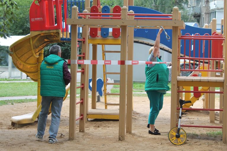 В Твери проверяют безопасность детских площадок