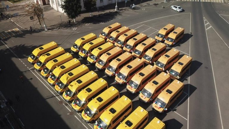 Образовательным учрежденим Тверской области переданы 30 новых школьных автобусов