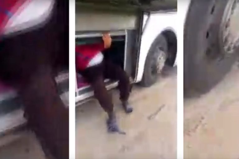 В Тверской области водителя автобуса нашли спящим под днищем во время движения