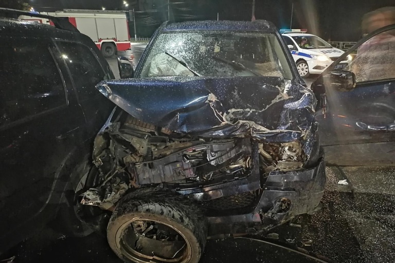 На мокром асфальте в Твери столкнулись три автомобиля