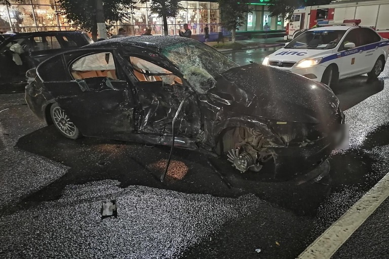 На мокром асфальте в Твери столкнулись три автомобиля
