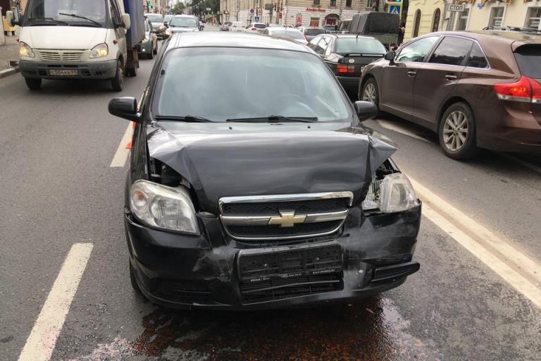 Женщина-водитель пострадала в столкновении трех автомобилей в Твери