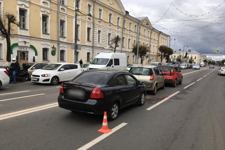 Женщина-водитель пострадала в столкновении трех автомобилей в Твери