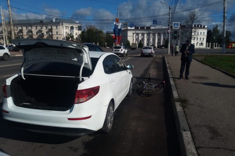 В Твери велосипедист врезался в открытую дверь иномарки