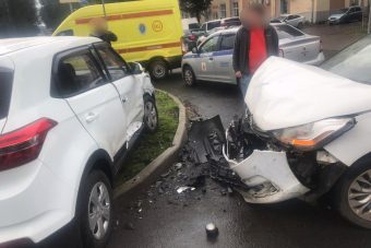 На Петербургском шоссе в Твери столкнулись две иномарки