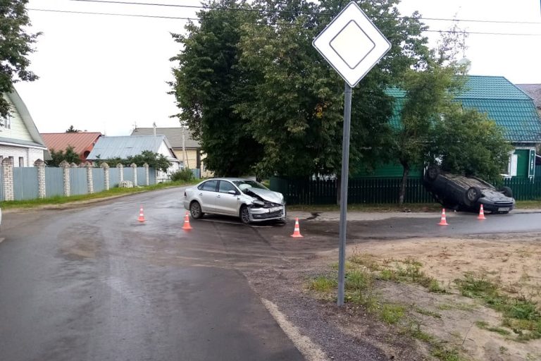 В Пролетарском районе Твери перевернулась иномарка