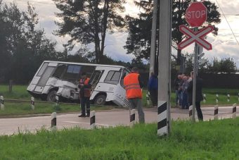 Под Тверью тепловоз протаранил автобус