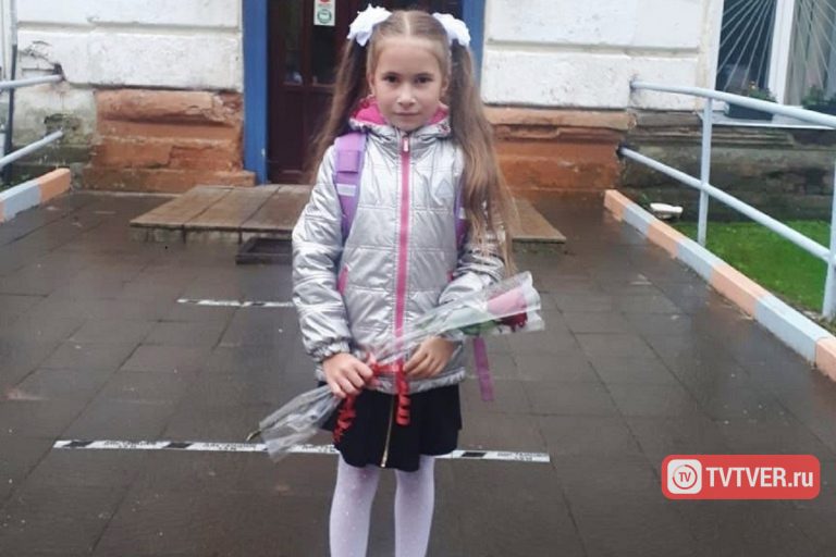 В школу Тверской области отправилась на учебу девочка с рукой робота