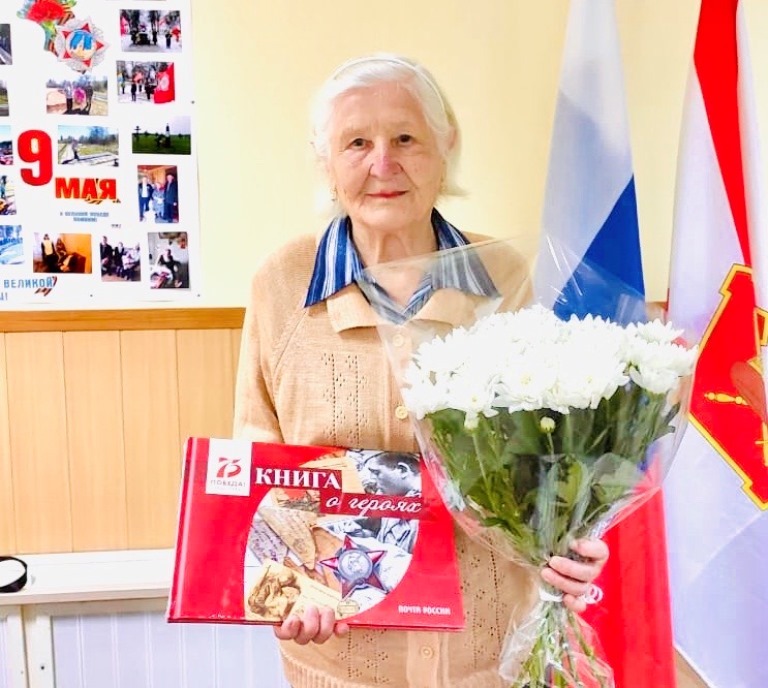 В Тверской области ветеранам – почтовикам вручили уникальную «Книгу о героях»