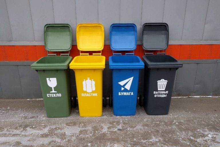 Тверским школам передали контейнеры для раздельного сбора отходов