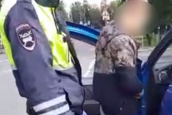 В Твери задержали неадекватных молодых людей, спавших в машине посреди дороги