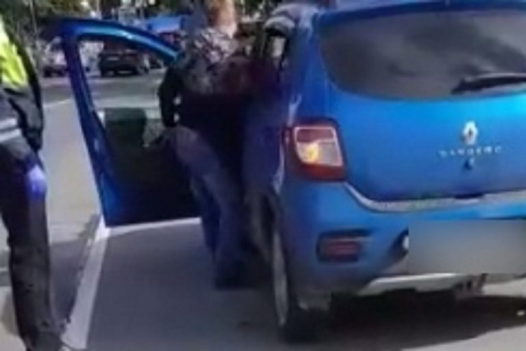 В Твери задержали неадекватных молодых людей, спавших в машине посреди дороги