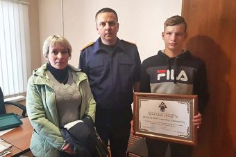 В Тверской области наградили подростка, спасшего тонувших детей