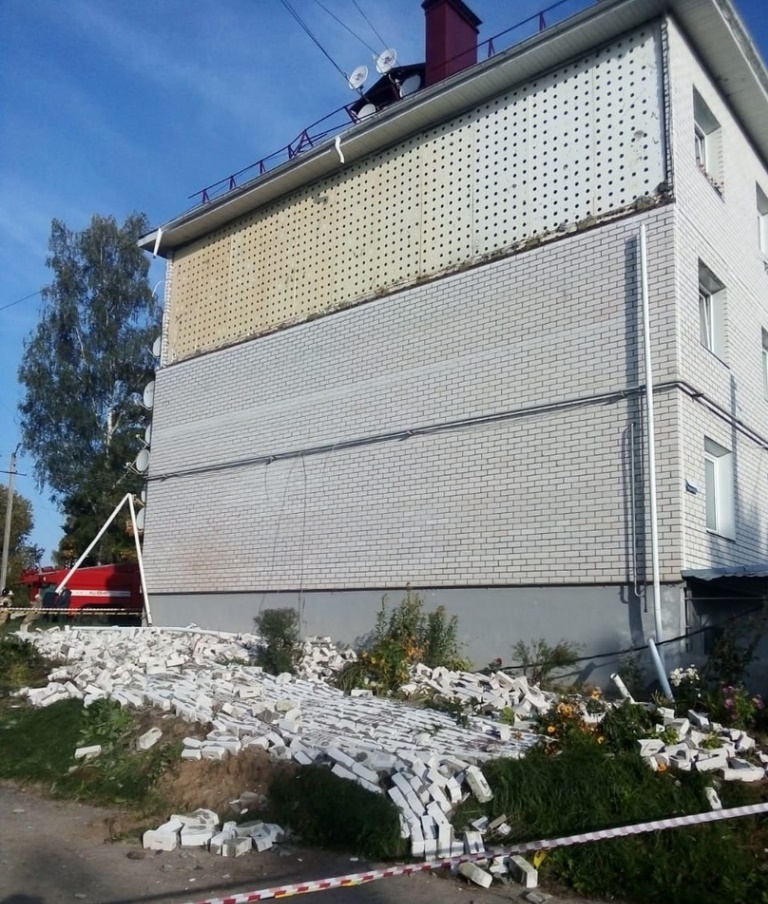 В Тверской области у построенного для переселенцев дома рухнула кирпичная стена