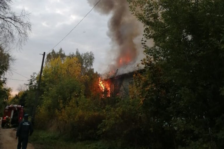 В Тверской области пожарные спасли жителей из горящего дома