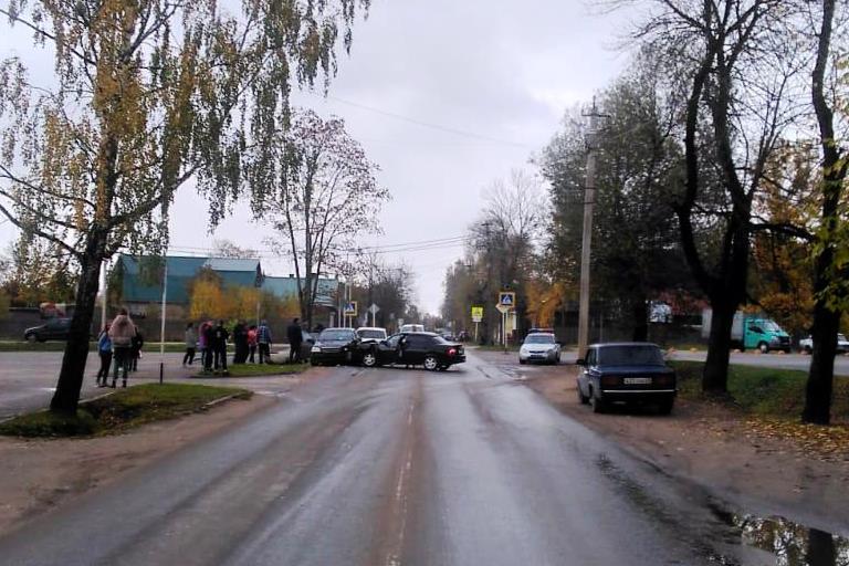 В столкновении двух легковушек в Тверской области пострадала 11-летняя девочка