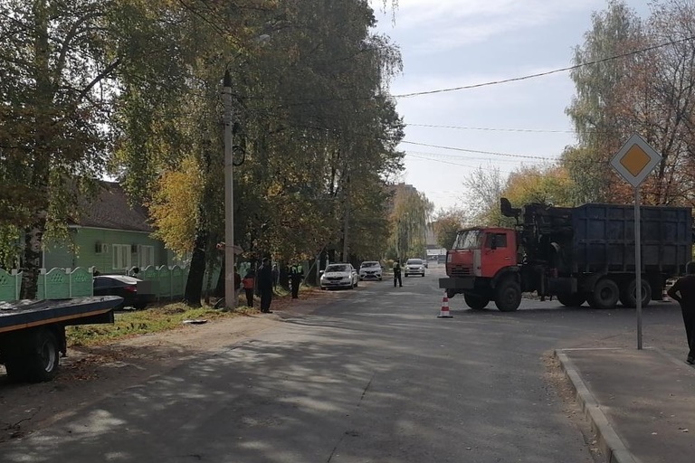 В Твери из-за КаМАЗа водитель легковушки врезалась в забор