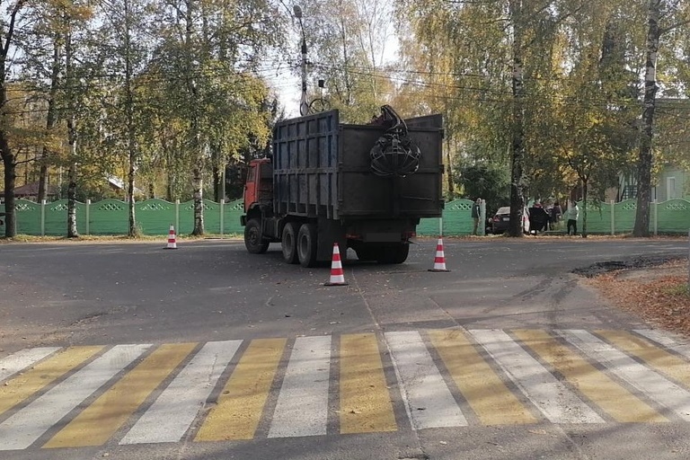 В Твери из-за КаМАЗа водитель легковушки врезалась в забор