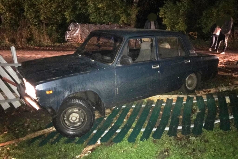 Пьяный житель Тверской области угнал машину собутыльника и протаранил на ней забор