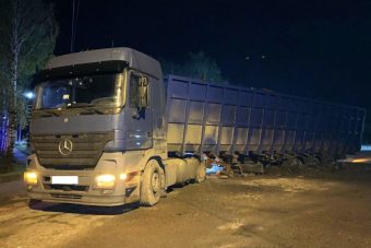 Асфальтовое покрытие провалилось под большегрузом в Тверской области