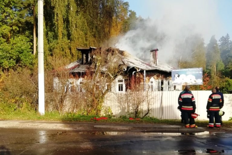 Три пожарных расчета тушили горящий дом в Тверской области