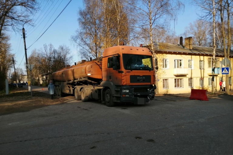Пассажирка пострадала после столкновения внедорожника с фурой в Тверской области