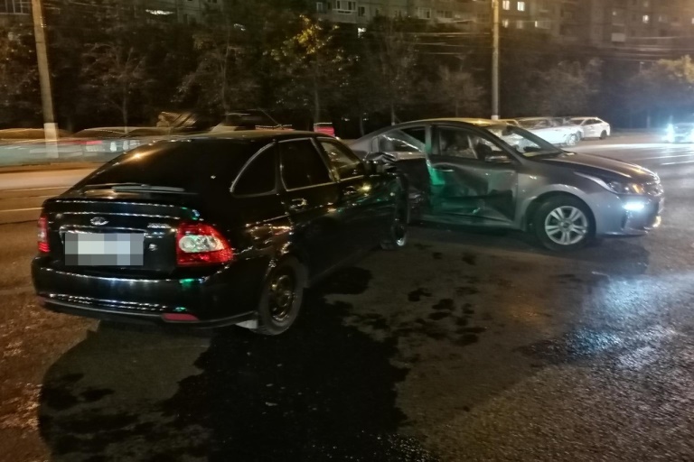 Пассажир пострадал в столкновении двух легковушек в центре Твери