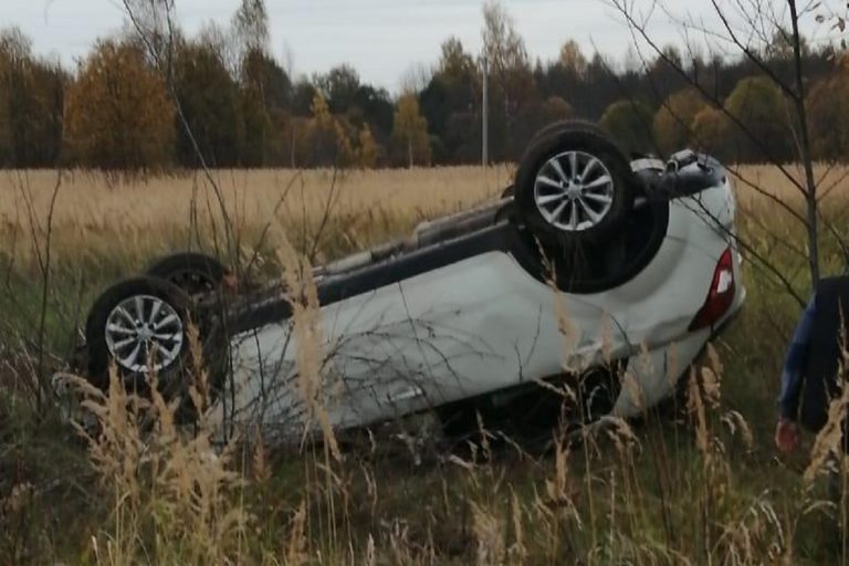 Под Тверью перевернулась иномарка с женщиной-водителем