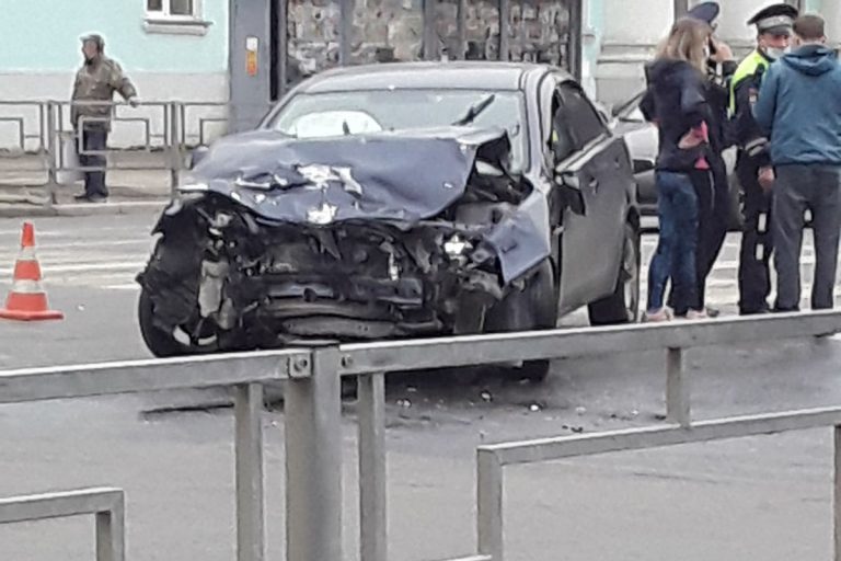 На проспекте Калинина в Твери столкнулись иномарки