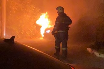 Во дворе жилого дома в Твери горел автомобиль Во дворе жилого дома в Твери горел автомобиль