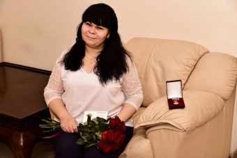 Многодетной жительнице Твери вручили знак "Слава Матери"