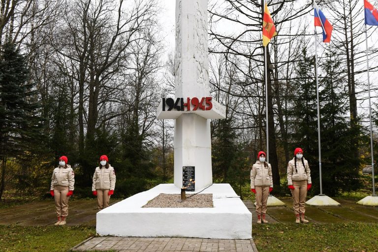 Губернатор Игорь Руденя возложил цветы к Обелиску Славы в Сонково