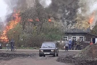 В поселке под Тверью полыхает пожар