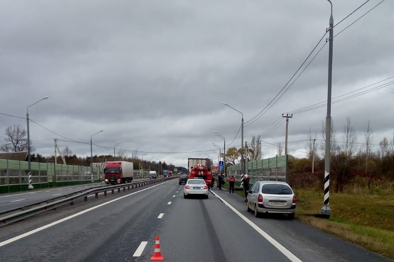 Мужчина пострадал в столкновении легковушки и большегруза на М-10 в Тверской области