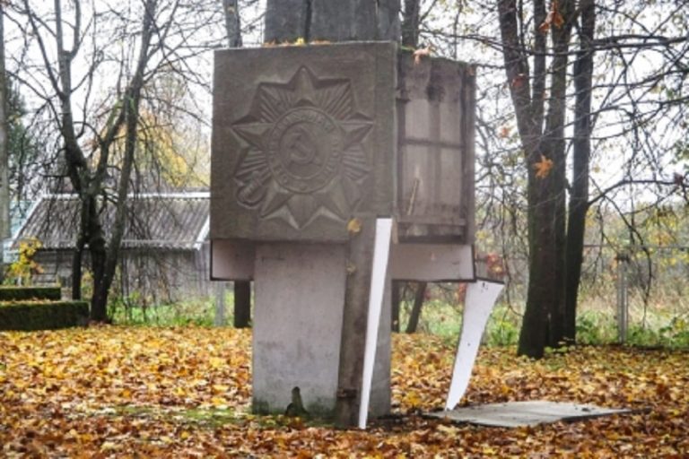 Неизвестные повредили памятник участникам войны в Тверской области