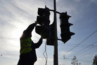 На оживленной улице в Твери установлен новый светофор